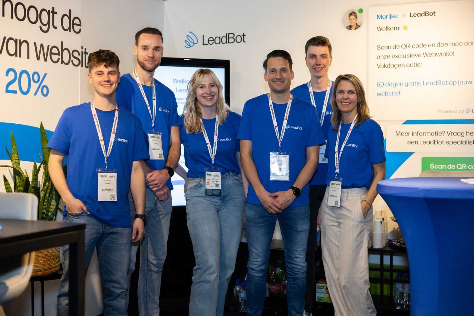 Het LeadBot-team op een vakbeurs bij de eigen stand